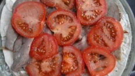 говядина, запеченная в духовке с сыром и помидорами