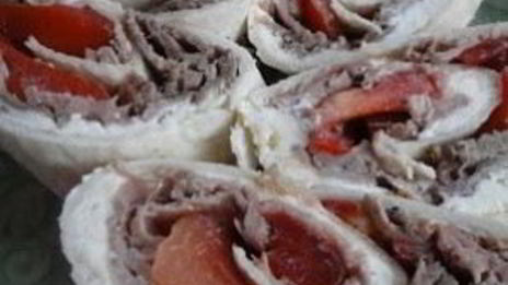 говядина, запеченная в духовке с сыром и помидорами