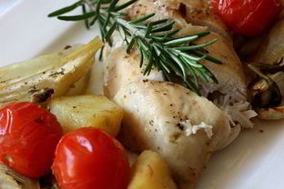 Куриная грудка, запеченая с фенхелем и помидорами