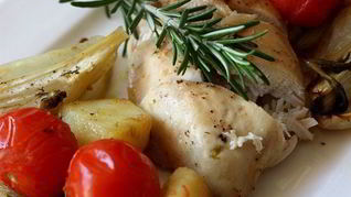 Куриная грудка, запеченая с фенхелем и помидорами