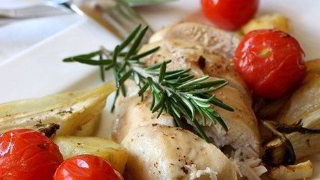 куриная грудка, запеченая с фенхелем и помидорами