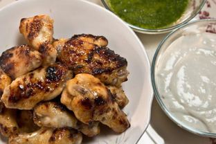 Куриные крылышки с двумя соусами