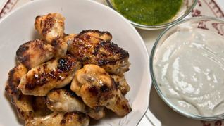 Куриные крылышки с двумя соусами