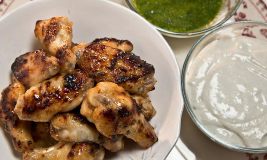 Рецепт куриных крылышек с двумя соусами