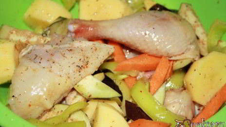 курица с летними овощами в пакете для запекания