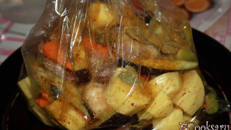 курица с летними овощами в пакете для запекания