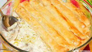 Курица в сливочном соусе под крышкой из слоеного теста