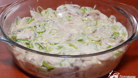 курица в сливочном соусе под крышкой из слоеного теста