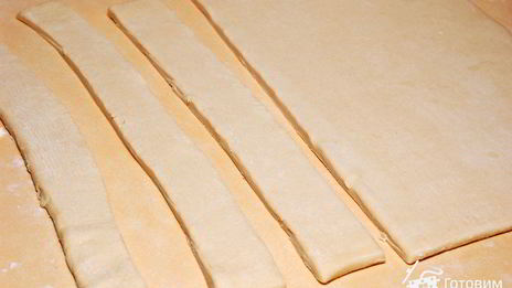 курица в сливочном соусе под крышкой из слоеного теста