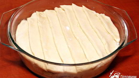 курица в сливочном соусе под крышкой из слоеного теста