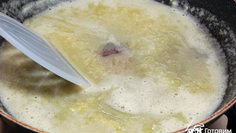 курица в сливочном соусе под крышкой из слоеного теста