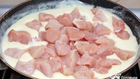 курица в сливочном соусе под крышкой из слоеного теста