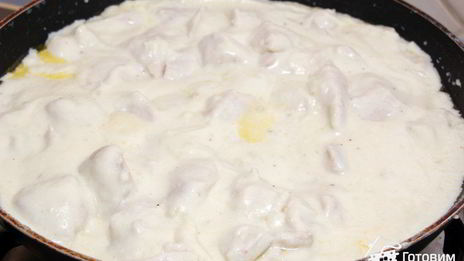 курица в сливочном соусе под крышкой из слоеного теста