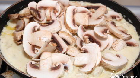 курица в сливочном соусе под крышкой из слоеного теста