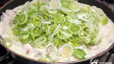 курица в сливочном соусе под крышкой из слоеного теста