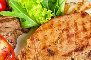 Мясо барбекю с овощами и зеленью