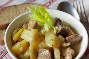 Мясо, тушенное с восковой фасолью