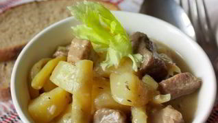 Мясо, тушенное с восковой фасолью