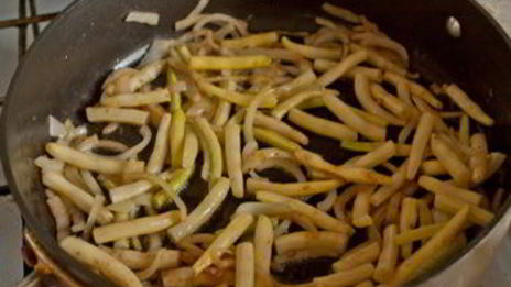 мясо, тушенное с восковой фасолью