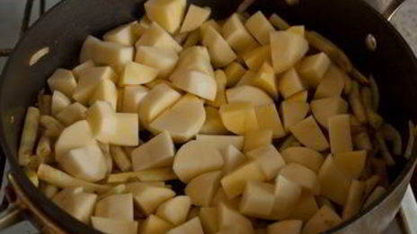 мясо, тушенное с восковой фасолью