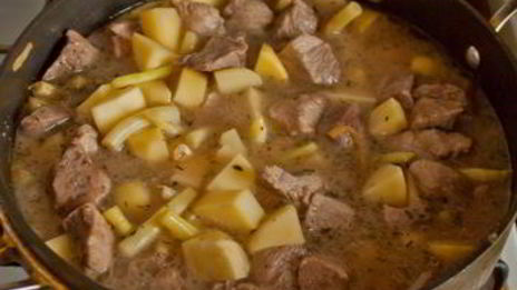 мясо, тушенное с восковой фасолью