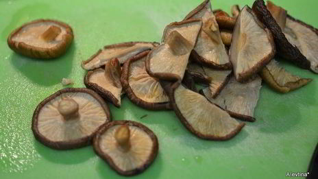 свинина с паприкой и грибами шиитаке