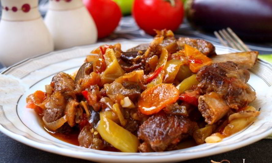 Рецепт свиных ребрышек тушеных в сковороде с овощами и имбирем