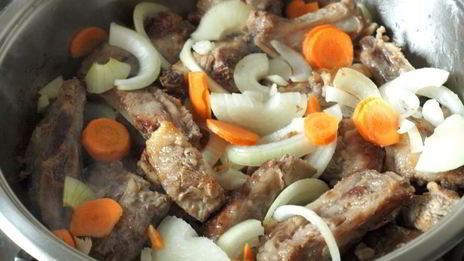 свиные ребрышки тушеные в сковороде с овощами и имбирем