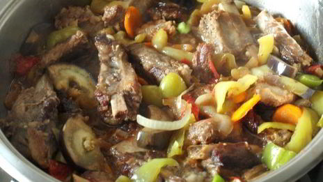 свиные ребрышки тушеные в сковороде с овощами и имбирем