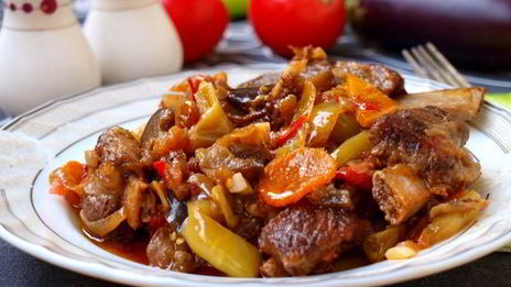 свиные ребрышки тушеные в сковороде с овощами и имбирем