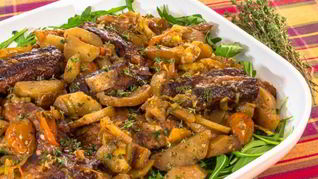 Свиные ребрышки, запеченные с овощами