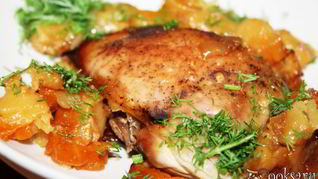 Томленые куриные окорочка с картофелем и овощами