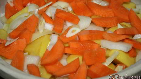 томленые куриные окорочка с картофелем и овощами