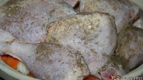 томленые куриные окорочка с картофелем и овощами