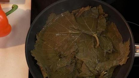 тушеная баранина с виноградными листьями