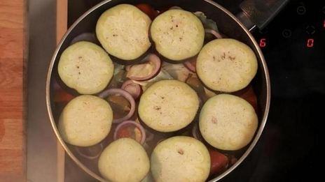 тушеная баранина с виноградными листьями