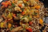 Тушеное мясо с гречкой и овощами