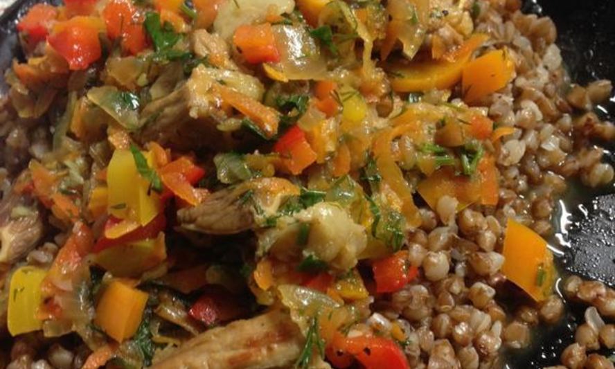 Рецепт тушеного мяса с гречкой и овощами