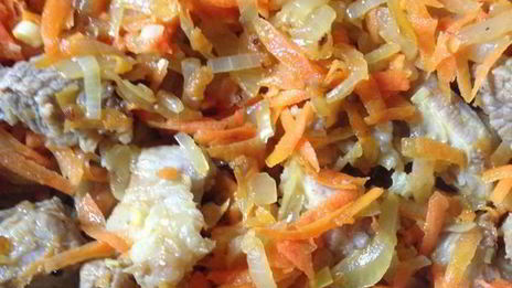 тушеное мясо с гречкой и овощами