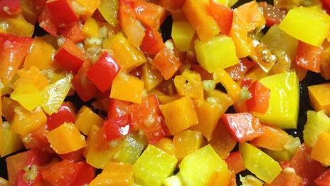 тушеное мясо с гречкой и овощами