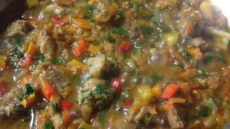 тушеное мясо с гречкой и овощами