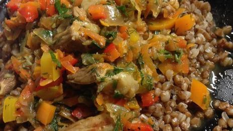 тушеное мясо с гречкой и овощами