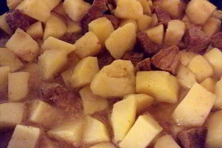 Тушеное мясо с картофелем и лавровым листом