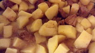 Тушеное мясо с картофелем и лавровым листом