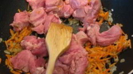 тушеное мясо с морковью