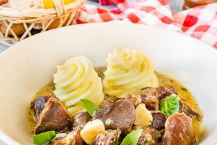 Утиные желудочки, томленые в белом вине с чесноком