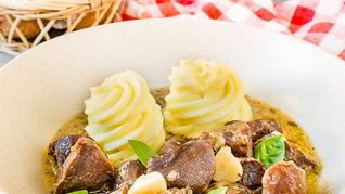 Утиные желудочки, томленые в белом вине с чесноком