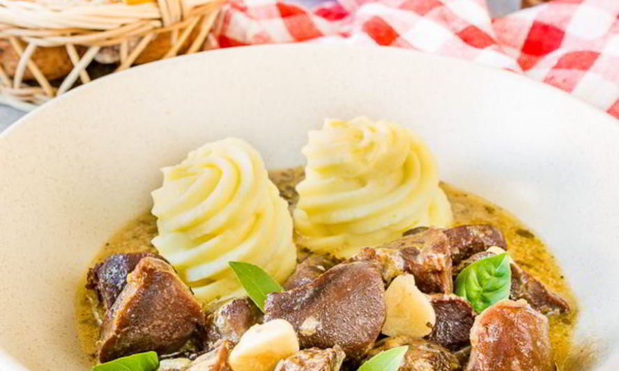 Рецепт утиных желудочков, томленых в белом вине с чесноком