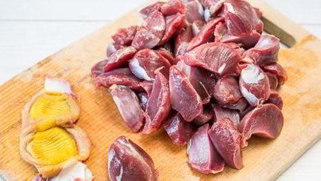 утиные желудочки, томленые в белом вине с чесноком