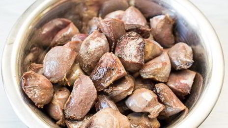 утиные желудочки, томленые в белом вине с чесноком